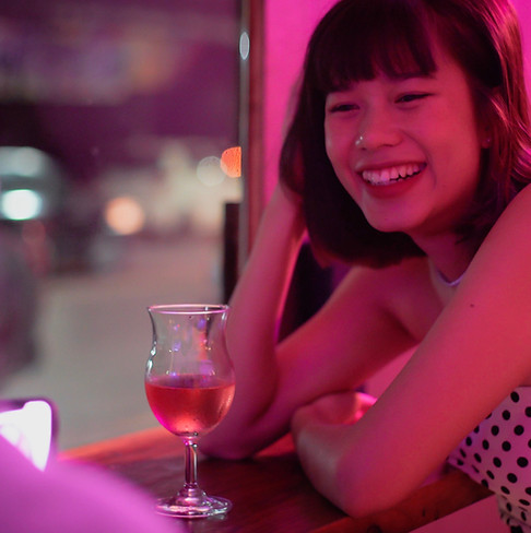 Frau an der Bar