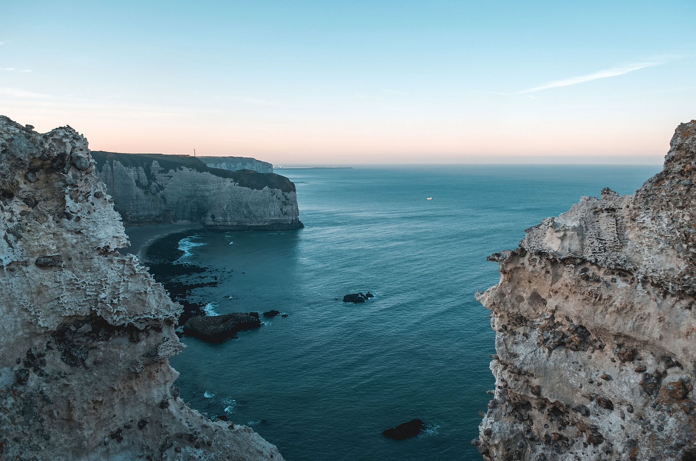 Kaya oluşumları sahilde