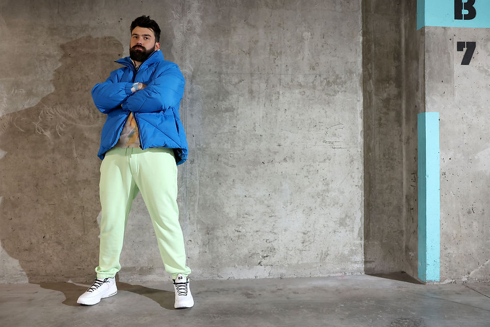 Homem com roupa brilhante