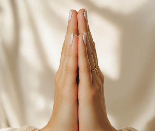 Mãos em oração de perto
