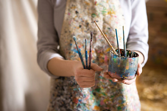 Artista com pincéis