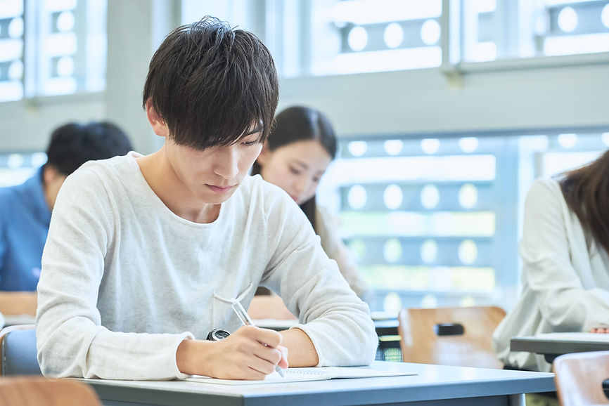 試験中の大学生