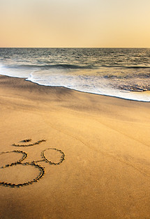 Symbole Om sur la plage