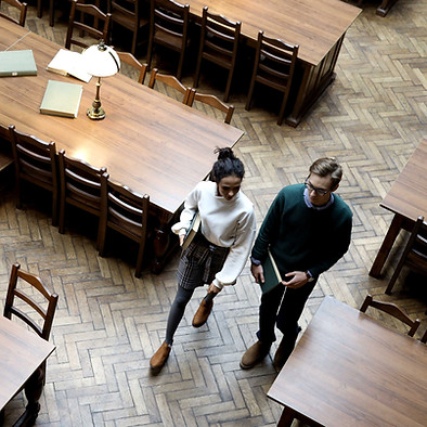 Studenten in der Bibliothek