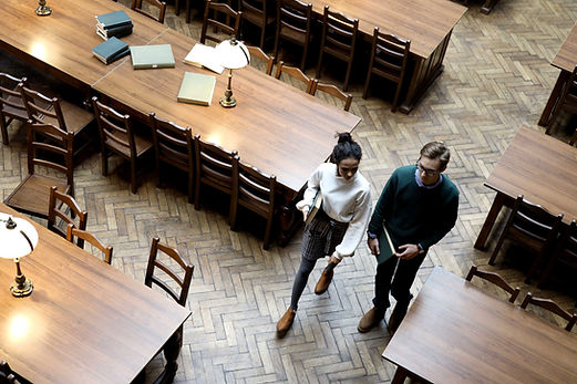 Casal na biblioteca