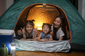 子供と一緒に屋内でキャンプをするアジア人ママ