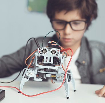 Garçon avec robot bricolage