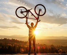 Homme soulevant un vélo-Réussite