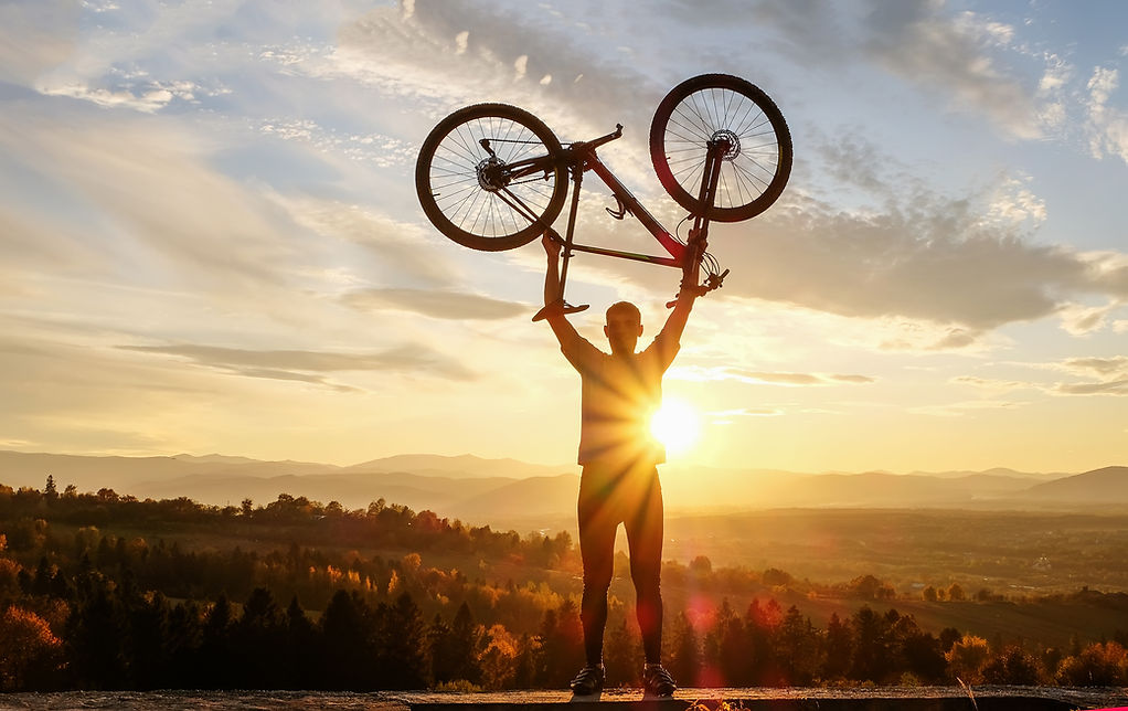 Homme soulevant un vélo
