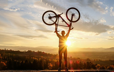 Homme soulevant un vélo