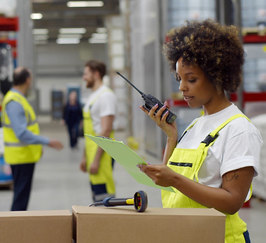 Employé d’entrepôt avec talkie-walkie