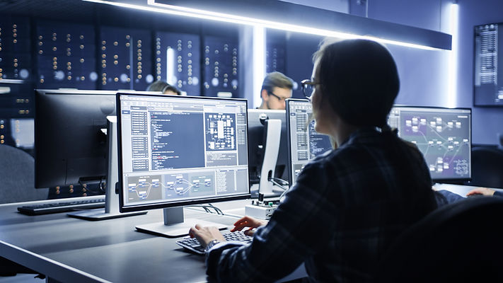 Équipe de nuit au bureau