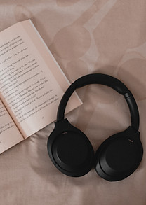 Libro y auriculares