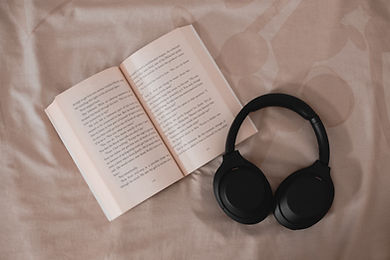 Libro y auriculares