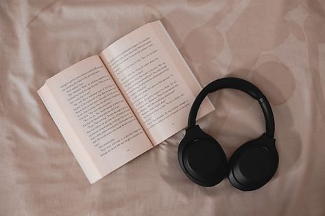 Libro y auriculares