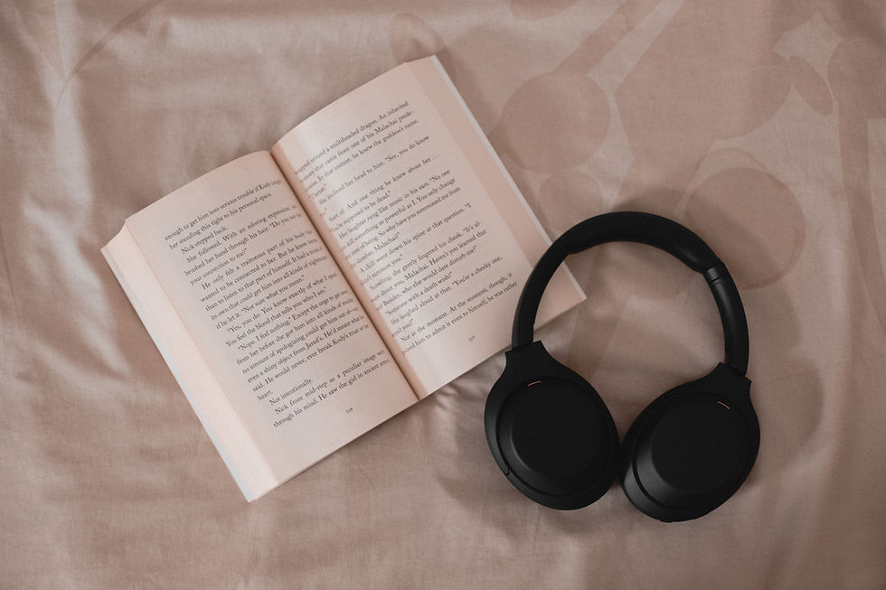 Libro y auriculares