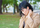 ピアスをつけた女性