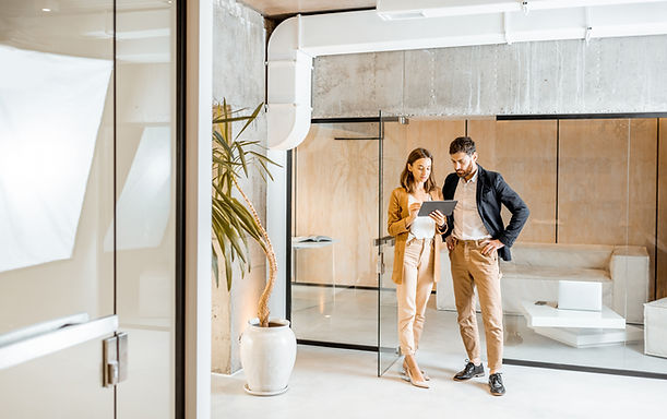 En la oficina trabajando