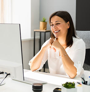 Frau arbeitet im Büro