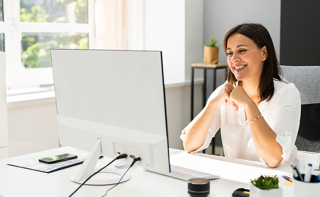Mujer trabajando en la oficina
