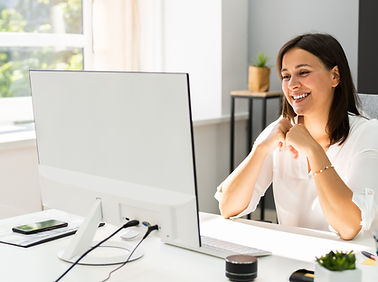 Frau arbeitet im Büro