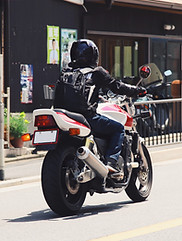 Hombre en moto