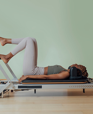 Exercice sur le réformateur Pilates