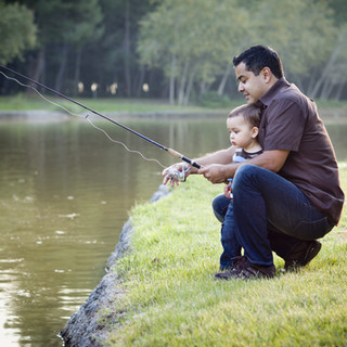 Pai e filho pescando