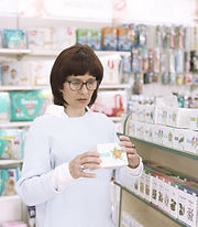 薬局で買い物をする女性