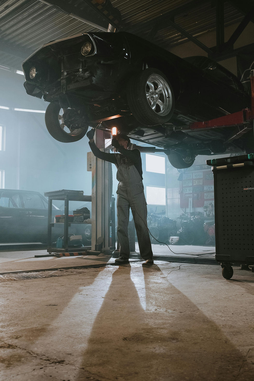 Monteur werkt onder auto