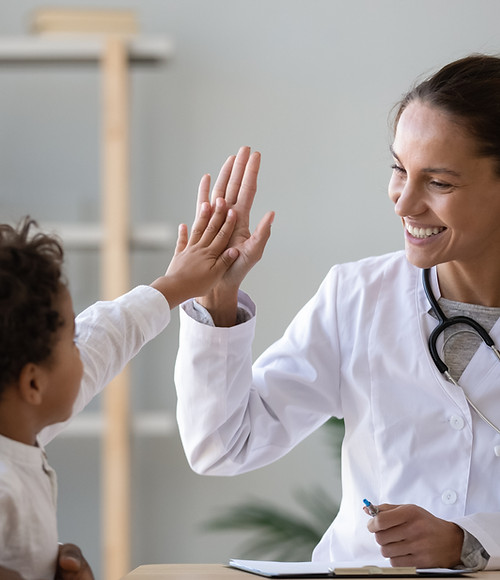 Médecin embrassant son enfant