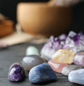 Pierres de guérison pour illustrer la prestation de lecture intuitive des chakras