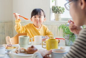 朝食を食べる