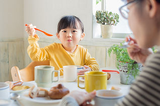 petite fille heureuse de prendre son petit déjeuner