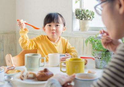 Child using utensils for breakfast