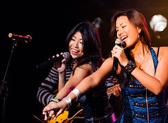 Vrouwelijke zangers treden op