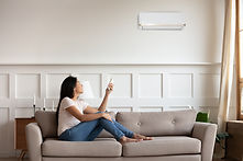 Personne utilisant la télécommande AC
