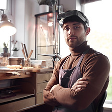 Jeune artisan dans l'atelier