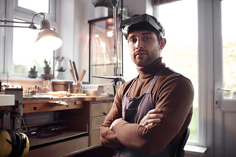 Junger Handwerker in der Werkstatt