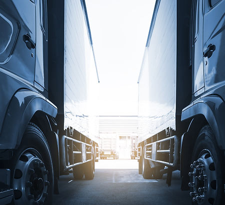 Autocarri parcheggiati in fila