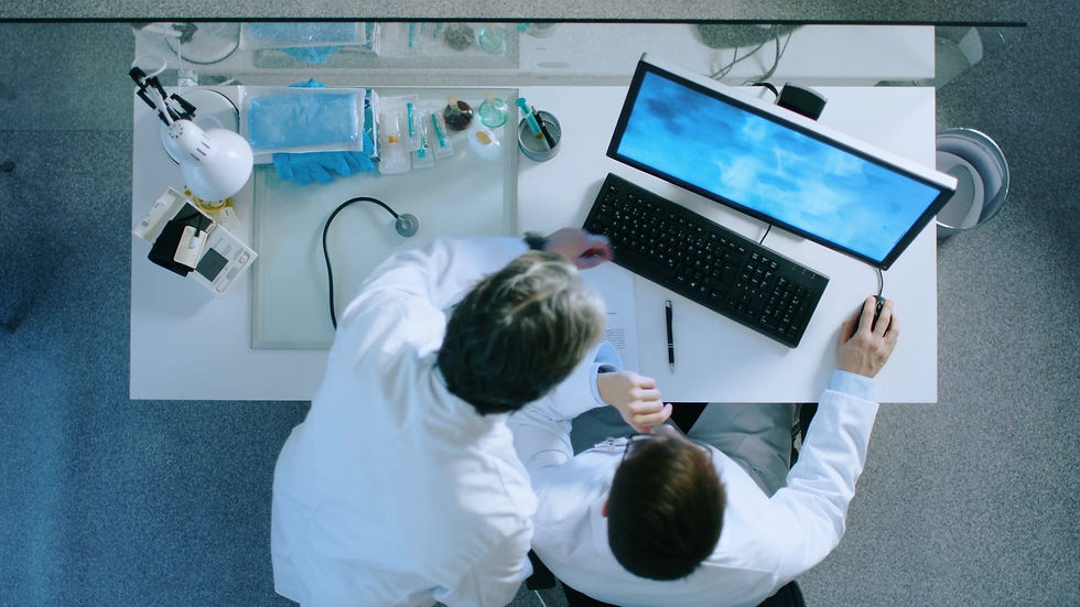 Cientistas analisando dados