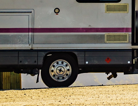 Camping-car dans un paysage montagneux