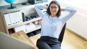 Pessoa analisando uma planilha de gastos no computador, organizando o orçamento mensal para sair das dívidas e montar uma reserva de emergência.