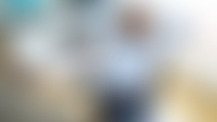 Pessoa analisando uma planilha de gastos no computador, organizando o orçamento mensal para sair das dívidas e montar uma reserva de emergência.