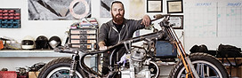 Mecânico confiante com moto
