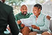 Un couple examine des documents