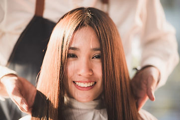 髪の毛を仕上げる女の子