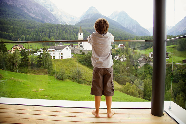Kind auf Glasbalkon, Ortsförderung Schweiz
