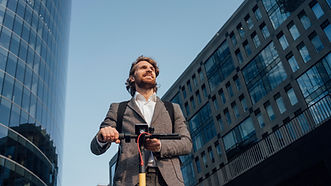 Trabalhador de escritório andando de scooter