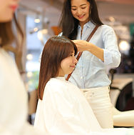 美容室でのトリートメントを受ける女性